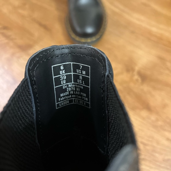 LIKE BRAND NEW Doc Marten Chelsea boots. Size 8. - Picture 3 of 4